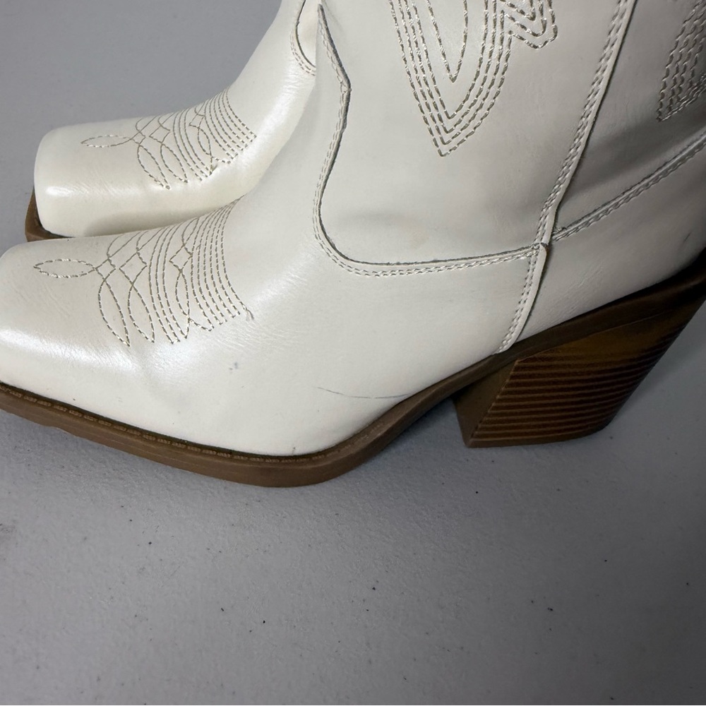 Forever 21 Stylish Cream Western Boots‎ - Picture 3 of 6